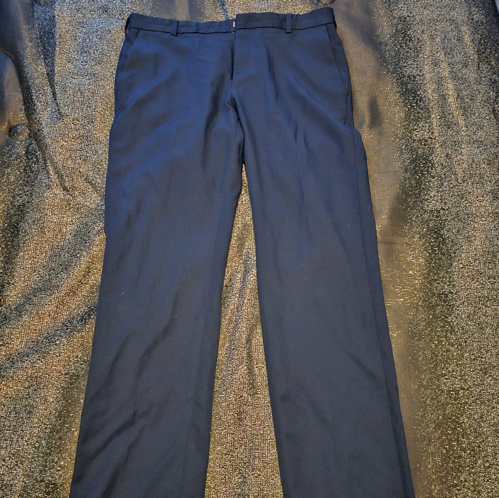 Van Heusen dress pants. 32x32. Blue